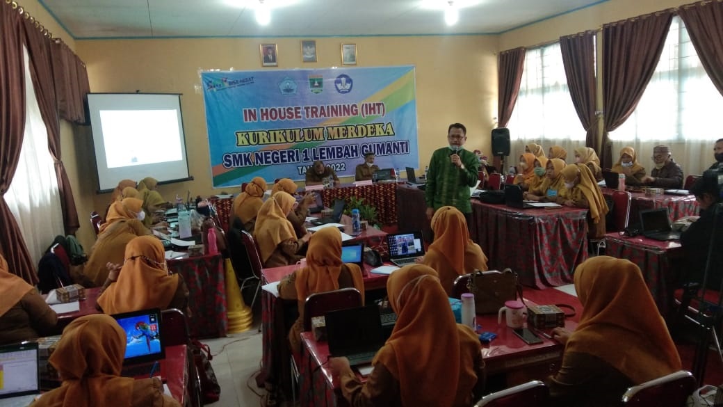 IHT KURIKULUM MERDEKA BELAJAR DI SMKN 1 LEMBAH GUMANTI